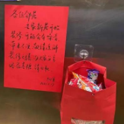 家里装修怕吵着邻居,她在电梯口放了喜糖