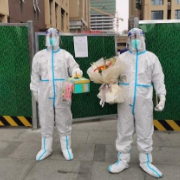 成都高新区:装修工人在封控区度过难忘生日