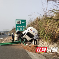 春运返程高峰期 又见高速翻车事故!“不要急我们会出手”