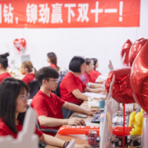 这届拼多多“11.11”：95后给父母升级老人鞋 全球好物涌入三四线城市