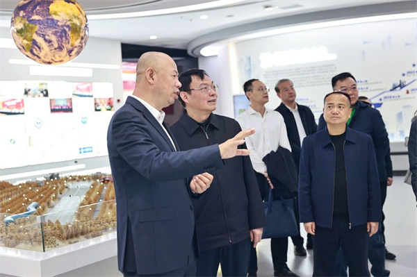 考察组在龙江交投联创展示中心参观。.jpg 考察组在龙江交投联创展示中心参观。.jpg