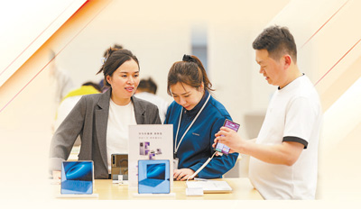 浙江金华一大型商业购物中心里，顾客在挑选新款手机。.jpg