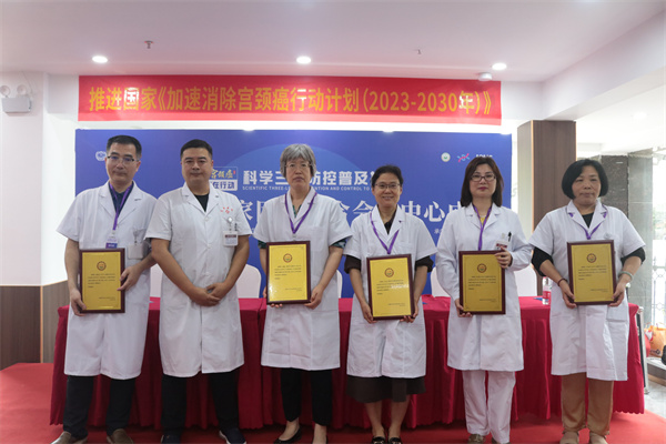 专家团成员接受聘书.jpg