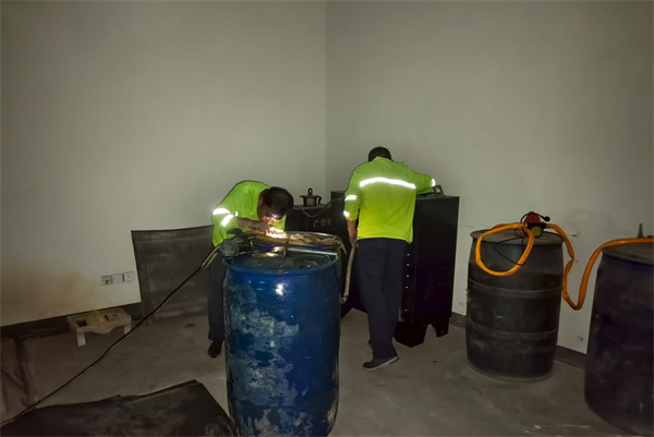 沅陵管理所机电技术员正在启动隧道应急电源.jpg