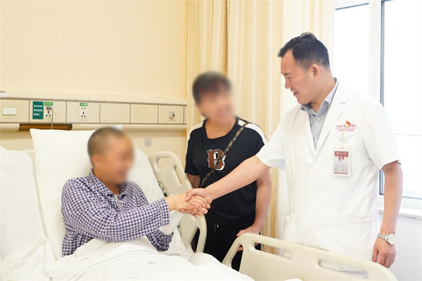 出院之前，患者紧紧握住刘庆教授表示感谢.jpg