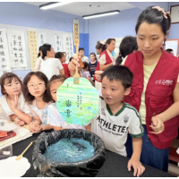 长沙东郡社区开展“漆扇绘梦 夏日生花”非遗新体验实践活动