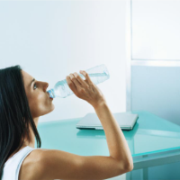 “多喝水就能防秋燥”?专家介绍正确补水方式