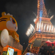 皇家小虎闪现深圳“世界之窗”，集结全球美食陪伴用户迎新年