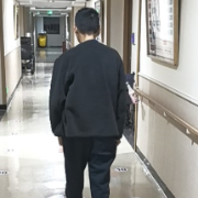 抓住偏瘫康复“黄金期”，65岁老人用2个月恢复步行能力