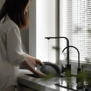 2025年国内消费呈现多个新亮点 厨具卫具零售业销售收入增长12.9%