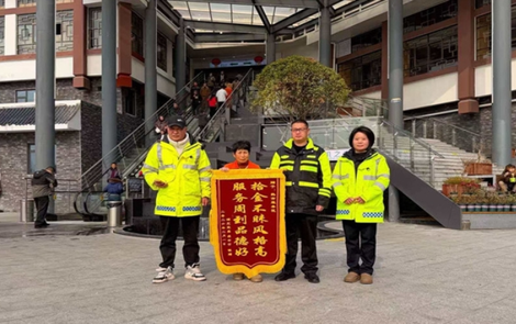 三万元“过年钱”遗落归途，常德高速“路灯”拾金不昧暖人心