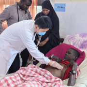 援非前线｜援塞医疗队救治一例几内亚危重心衰患者