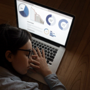 熬夜+刷手机，伤眼翻倍？中南大学湘雅二医院揭示护眼关键真相