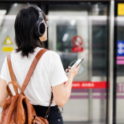 降噪耳机或致听力受损？专家提醒：要关注使用时长、音量