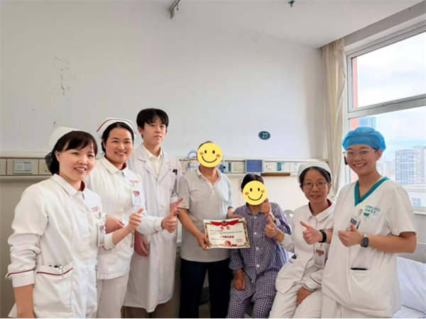 双向奔赴!湘雅医院口腔颌面科为老两口暖心颁发“金牌模范家庭”奖状581.png 双向奔赴!湘雅医院口腔颌面科为老两口暖心颁发“金牌模范家庭”奖状581.png