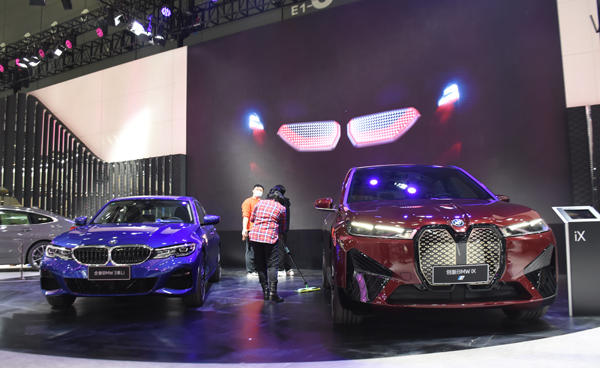在电动化的趋势下，豪华品牌也开始发力，宝马在本届车展上再次出击，带来了电动化时代的旗舰车型——宝马iX。