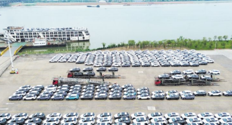 新纪录！ 840辆汽车从长沙乘船闯中东