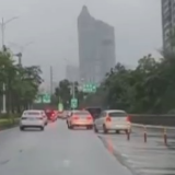 汽车变成“避雷针” 行车时突遇雷击这样做→