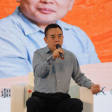 王跃文现身2025北疆书展签售会，畅谈世俗生活里的创作人生