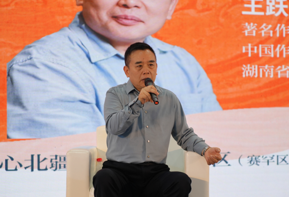 王跃文现身2025北疆书展签售会，畅谈世俗生活里的创作人生