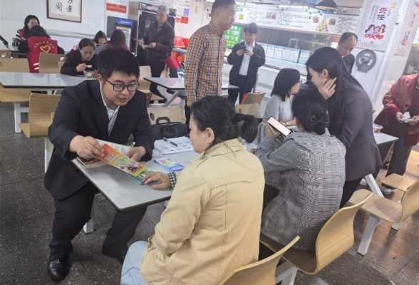 把金融课堂搬进“老年食堂” 广发银行长沙望城支行开展沉浸式反诈宣教
