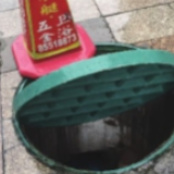 业主一脚踩空井盖受伤 向物业索赔遭拒