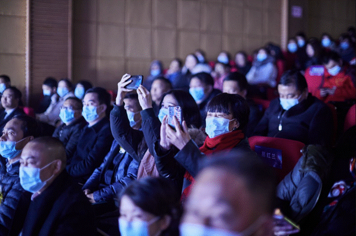 众多行业大咖、万润业主、合作伙伴，以及各大媒体代表共聚一堂，回望万润发展历程，也一同展望未来的美好新征程，共同见证了万润品牌这一高光时刻。