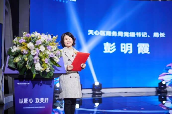 在发布会现场，长沙市天心区商务局党组书记、局长彭明霞表示，万润·时光里2万方的芙蓉天街，弥补了天心区赤岭路街道及周边集中式商业街区的空白，项目已与盒马鲜生超市、麦当劳等多家品牌商家签订入驻协议，其多元化的商业配套将极大的便捷周边居民的生活。