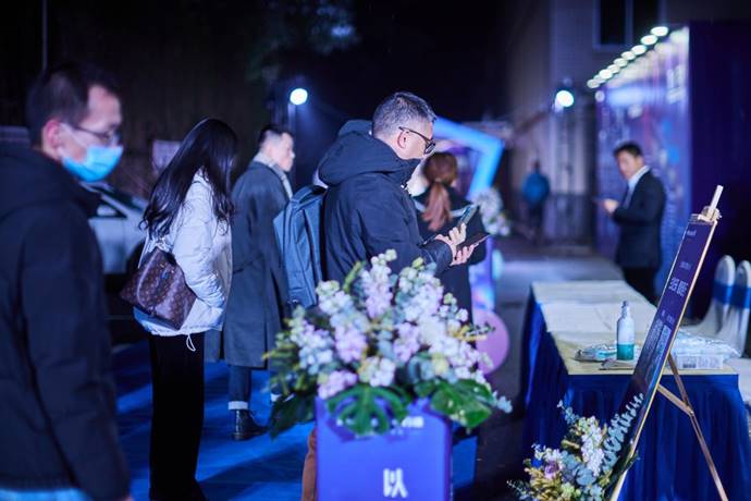 当晚7时，在红网演播厅，前来参加品牌发布会的各路嘉宾陆续入场。