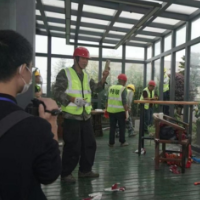 长沙市区联合启动拆除华菱蓝调国际楼顶违法建筑