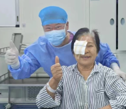 眼科专家为母手术除白内障 呼吁关爱老年人眼健康