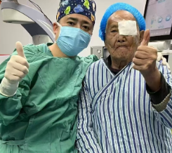 重见光明笑开颜 百岁老人顺利完成白内障手术