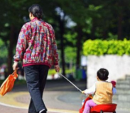 老年人“上班式”带娃值得肯定