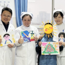 9岁患儿病房手绘“医护英雄”画像，这份礼物暖了医者心