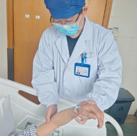 男子右手夹不住菜？病因竟是“肘管综合征”