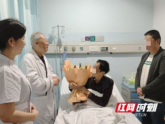 吴金术教授带领医护团队祝贺患者康复出院。.wm.jpg
