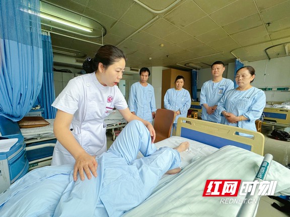 护士长对医疗护理员进行专业照护培训.wm.jpg