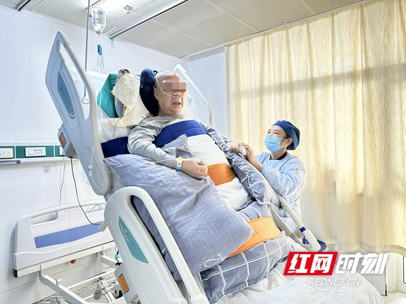 医疗护理员帮助患者进行康复训练.wm.jpg