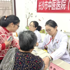 “没症状就没事”？错！高血压夏季防护，这几件事必须让爸妈知道