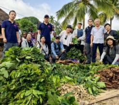 中国援塞医疗队在洛科港“寻草问药” 铺就中非医药合作新路