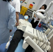 虚汗直冒！小伙拔牙突发晕针不适，长沙市口腔医院医护紧急处置化险为夷