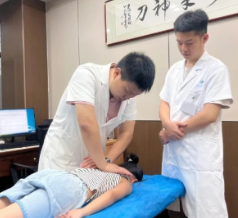 暑假迎脊柱侧弯就诊高峰 医生：不良坐姿、电子产品使用是主因