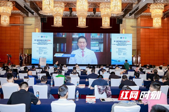 尹新民劳模创新团队腔镜微创疏通“胆道”获国际肝胆胰协会中国分会主席、中国肝胆胰外科主要引领者中国科学院陈孝平院士赞许.wm.jpg