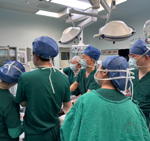 “折刀人”遭遇“急腹”危机，湘雅多学科专家成功施救