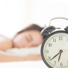 再用错误的侧卧姿势睡觉，脊柱早晚会出问题