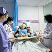 百岁老人的“我们医院”：一份穿越时光的医者礼赞