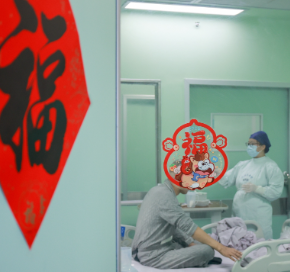 大年初一，两个家庭在移植仓门口等来了新生