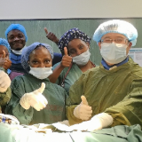 医疗援非期间，他垫资为当地医院购买微创手术设备