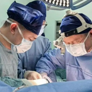 她病情危重辗转多地，肝移植成唯一希望！这场手术创造生机