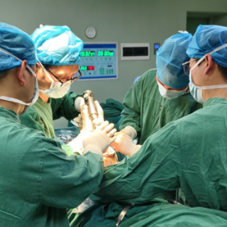 七旬老人多年膝痛一朝解决 术后次日即可下床行走